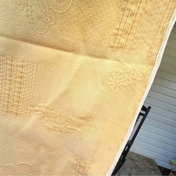 Beautiful Golden Yellow Oval Tablecloth - Picture 5 of 10